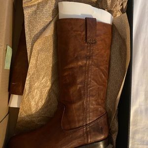 Size 8 Frye ‘Anna’ mid pull on boots.